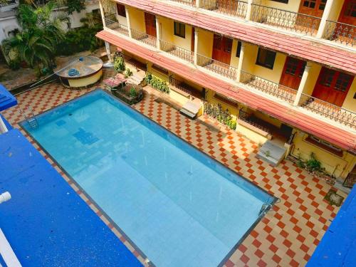 an overhead view of a swimming pool in front of a building at Kukus nest blue in Jāmb