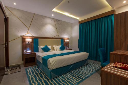a hotel room with a bed with blue sheets at منازل الضيف in Jeddah