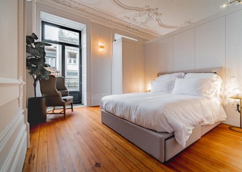 Elegant 18th Century Palace Suite with Juliet Balcony Overlooking Porto 2L