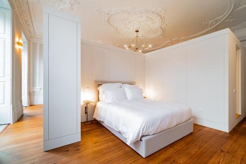 Elegant 18th Century Palace Suite with Juliet Balcony Overlooking Porto 2L