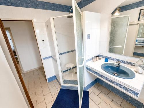 a bathroom with a sink and a shower at Charmant et sans chichis in Montlibert