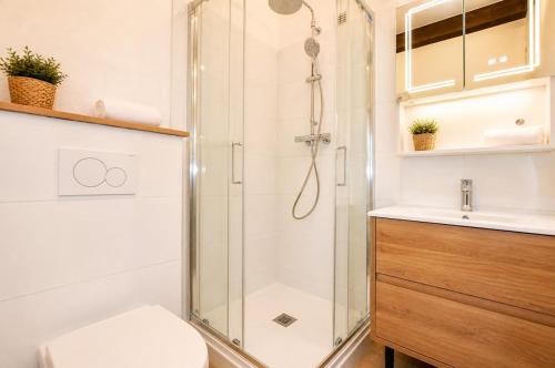 Toison d Or 2 - 5 min walk to beach, terrace and AC