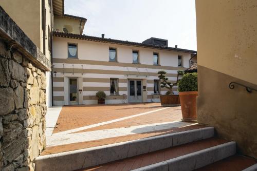 an empty courtyard with a building in the background at Borgo Santa Giulia in Corte Franca