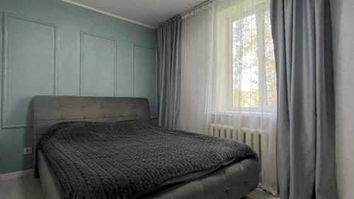 a bedroom with a bed and a window at New 2 ROOM ultra centr in Bălţi