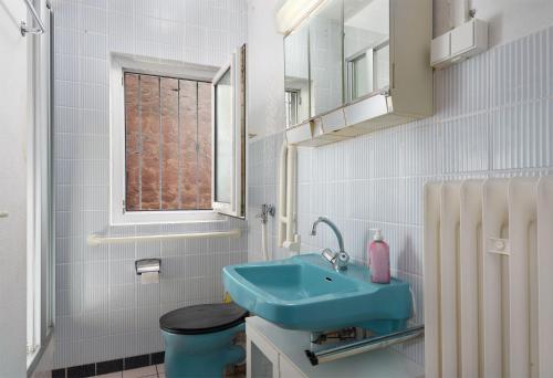 ein Badezimmer mit einem blauen Waschbecken und einer Toilette in der Unterkunft Villa Filimena - Monteurunterkunft Gründau in Gründau