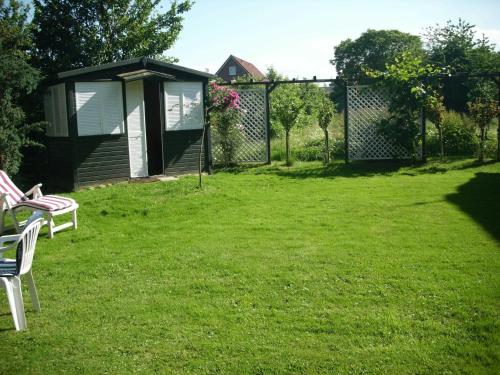 a backyard with a gazebo in the grass at Ahlborns Bluetenhof in Jork