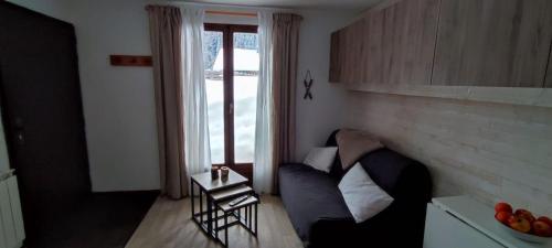 ein Wohnzimmer mit Sofa und Tisch in der Unterkunft Parenthèse Alpine in La Plagne Tarentaise
