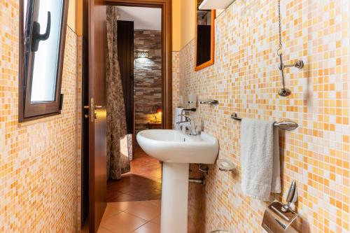 a bathroom with a sink and a mirror at Bed and Breakfast San Domenico in Realmonte