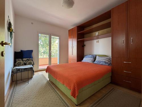 a bedroom with a large bed and a window at S Pearl Lux in Utjeha
