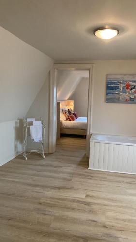 a room with a bedroom with a bed and a mirror at Logies La Dune Westende-Bad - Gratis parking in Middelkerke