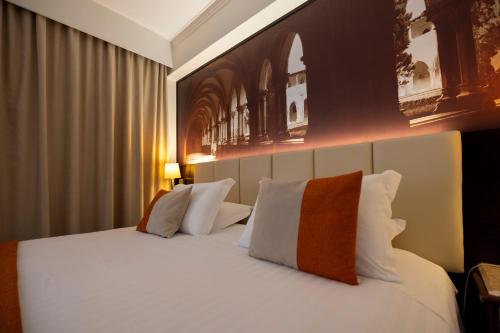a bedroom with a large bed with white pillows at Avenida de Fatima in Fátima