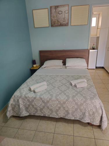 a bedroom with a bed with two towels on it at ΕΥΡΙΠΟΣ in Kritharia