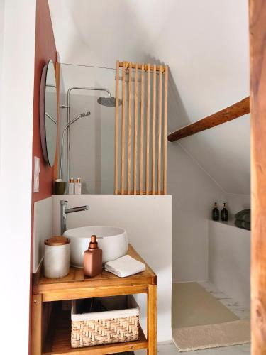 a bathroom with a sink and a mirror at Maison Auguste - cosy - terrasse in Verberie