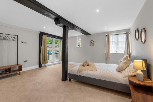 a bedroom with a bed in a room at Modern & Historic Duplex Flat Riverside in Godalming
