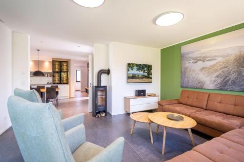 a living room with a couch and a table at Ferienhaus an der Küsteneiche in Koserow