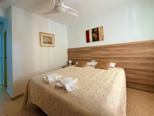 a bedroom with a bed with towels on it at Pension El Parque in Calpe