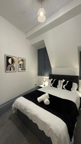 a bedroom with a large bed with towels on it at Sheffield city centre apartment in Midland