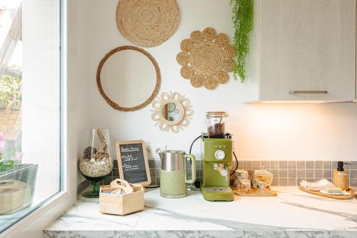 a kitchen counter with a blender on a counter at Chambre d'hôtes La Beunaise in Rochefort