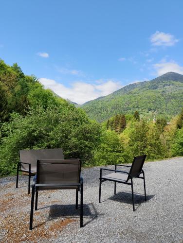 two chairs and a bench sitting on the side of a road at Al Foér Guesthouse in Averara