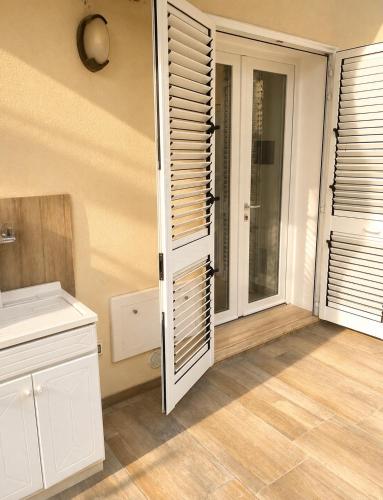 a room with a door and a window with shutter at Supera Home in Gallipoli