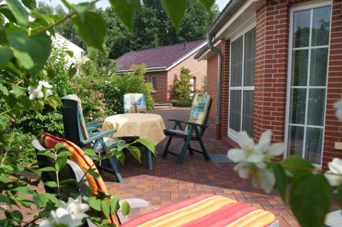 a patio with a table and chairs on a brick yard at Ferienzentrum Brouwer, 75010 in Westoverledingen