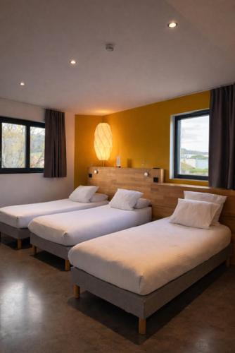 ein Schlafzimmer mit drei Betten in einem Zimmer in der Unterkunft H85 in Chatte