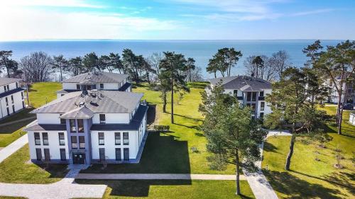 an aerial view of a house with the ocean in the background at Appartement "Opal" mit Penthouseflair - Oase am Haff in Garz