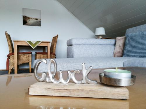 a living room with a table with a sign that reads rule at Ferienwohnung Himmelblau in Strullendorf