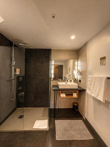 ein Badezimmer mit Dusche und Waschbecken in der Unterkunft H85 in Chatte