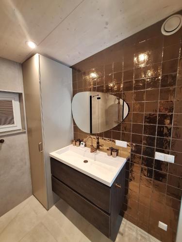 a bathroom with a sink and a mirror at Vakantiewoning Koestraat 48A met strandcabine in Westkapelle
