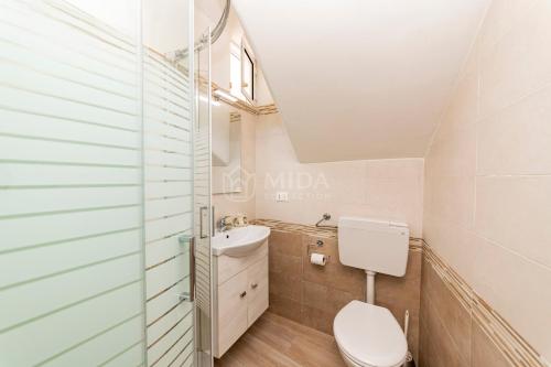 a bathroom with a toilet and a sink at LORY'S HOUSE in Porto Cesareo