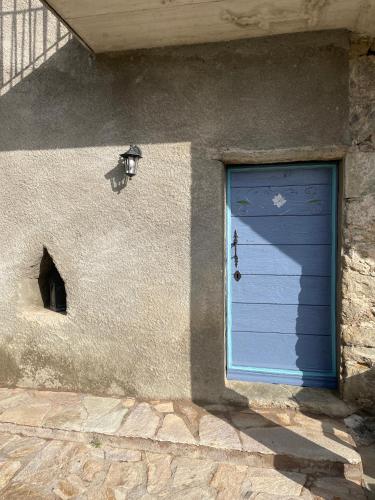 a blue door on the side of a building at Lortu vivu in Castifao