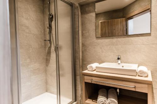 een badkamer met wastafel en douche bij A Casa Smaragd Appartements in Sölden