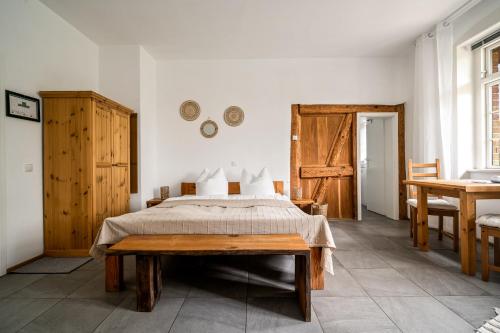 ein Schlafzimmer mit einem Bett, einem Tisch und Stühlen in der Unterkunft Weizenkammer in Rechlin