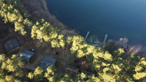 an aerial view of a house and the water at Dependance Ferienhäuser am Kastavensee in Lychen