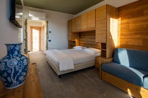 a bedroom with a bed and a blue and white vase at Chalet Bellavista in Spiazzi Di Caprino