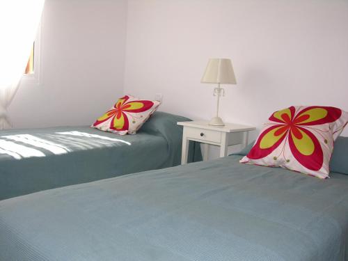マール・デ・クリスタルにあるAlbatros Playa 3 - 1207のベッドルーム1室(ベッド2台、ランプ付きテーブル付)