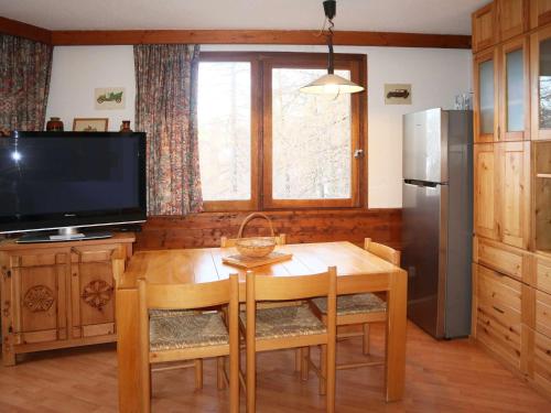 Appartement confort 2P, 6 pers, cœur de station, accès direct pistes, cheminée, WiFi, TV, balcon ouest - FR-1-322-297