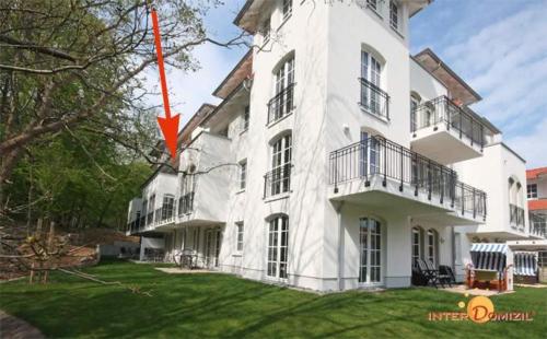 a large white building with a red arrow on it at Haus Meeresblick - Ferienwohnung Kreideküste (Ref. 151261) in Baabe