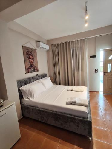 a bedroom with a large bed in a room at Hotel Natali 2 in Dhërmi
