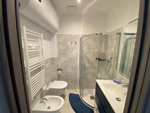 a bathroom with a shower and a toilet and a sink at Rifugio del Mare con piscina e palestra in Loano