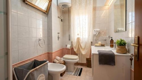 a bathroom with a toilet and a sink at Casa Giulia Affittacamere FORUM ASSAGO M2 M1 Milano CENTRO in Corsico