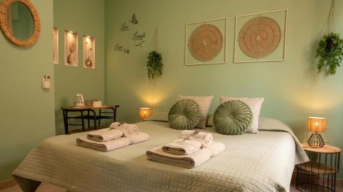 a bedroom with a bed with towels on it at Casa Giulia Affittacamere FORUM ASSAGO M2 M1 Milano CENTRO in Corsico
