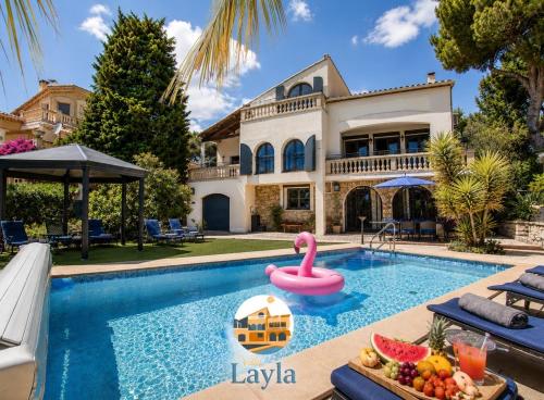 a house with a swimming pool with a pink swan in the middle at Villa Layla - 5 étoiles - 10 personnes - Vue mer in Sète