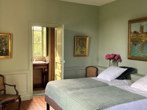 a bedroom with a bed and a desk and a window at château de La Colinière - vue sur parc in Champtoceaux