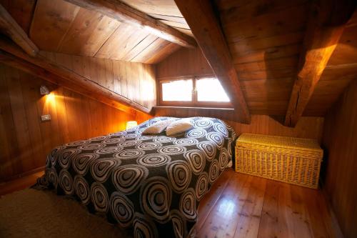 1 dormitorio con 1 cama en una cabaña de madera en Maison Carré en Rhêmes-Notre-Dame