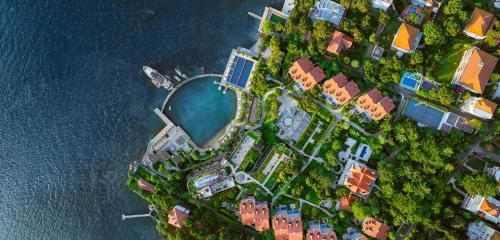 an overhead view of a group of houses and buildings next to the water at Princes' Palace Resort, Buyukada - Member of The Leading Hotels of the World in Adalar