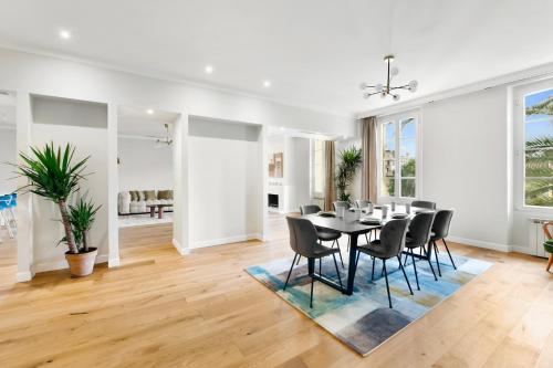 a dining room with a table and chairs at Villa Leon - Centre Cannes - 4 chambres - Clim in Cannes