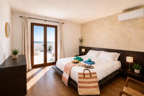 a bedroom with a bed with a view of the ocean at Villa Asomada in La Asomada