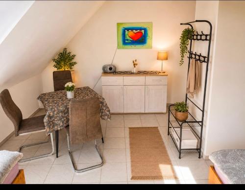 a dining room with a table and some chairs at tAllhouse drei Räume u Bad in Eggolsheim